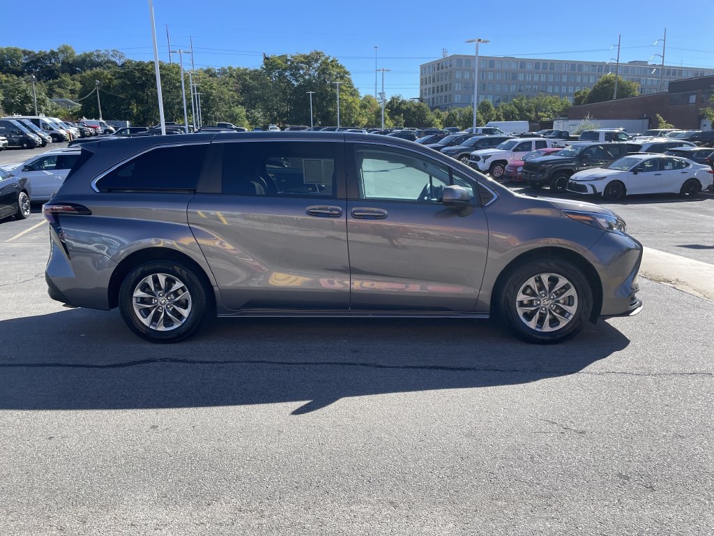 Certified 2024 Toyota Sienna LE AWD/4WD image 7
