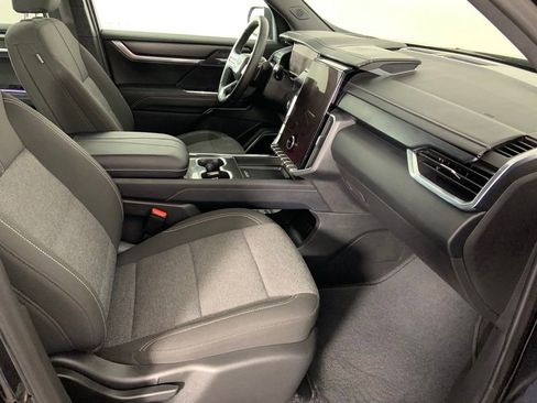 Used 2025 GMC Acadia Elevation image 13