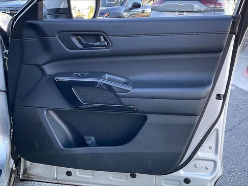 Used 2025 Nissan Pathfinder SV image 21