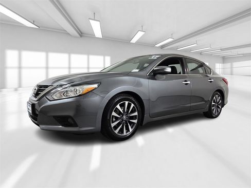 Used 2017 Nissan Altima 2.5 SV w/ Convenience Package image 2