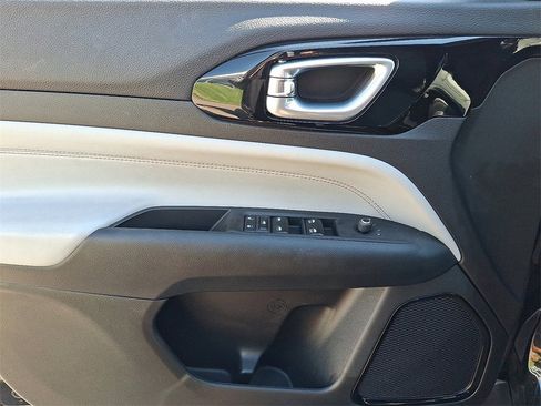 Used 2023 Jeep Compass Limited image 13