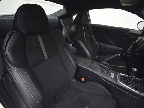 Used 2025 Toyota GR86 Premium w/ ALL Weather Mat Package (TMS) RWD image 17