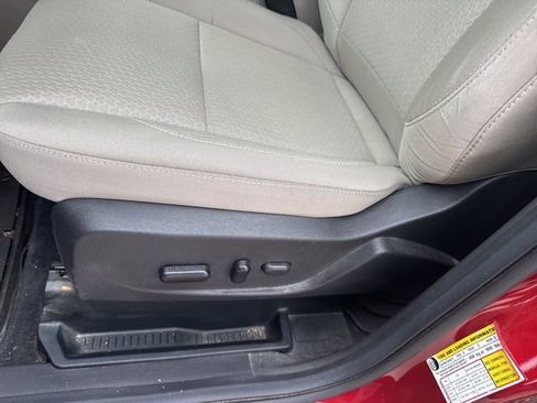 Used 2019 Ford Escape SE image 2