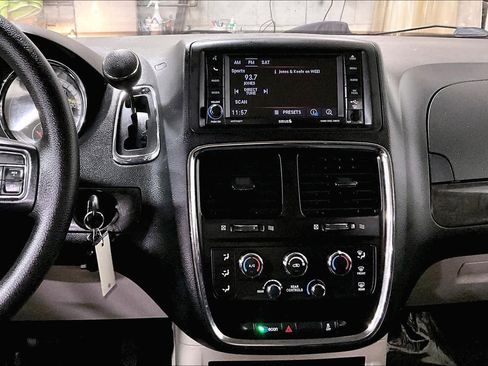 Used 2019 Dodge Grand Caravan SE w/ UConnect Hands-Free Group image 6