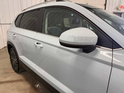 Certified 2025 Volkswagen Taos SE w/ Panoramic Sunroof Package image 11