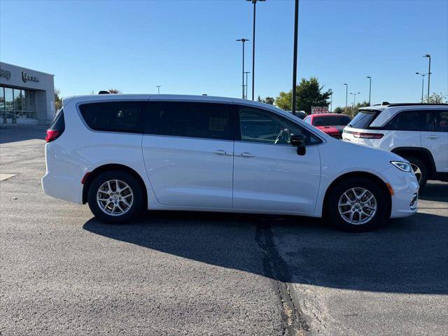 Certified 2024 Chrysler Pacifica Touring-L FWD image 2