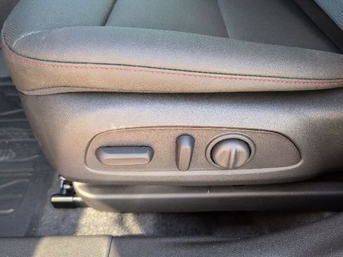 Used 2026 Chevrolet Trax RS w/ Sunroof Package image 12