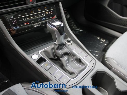Used 2025 Volkswagen Jetta SE FWD image 16