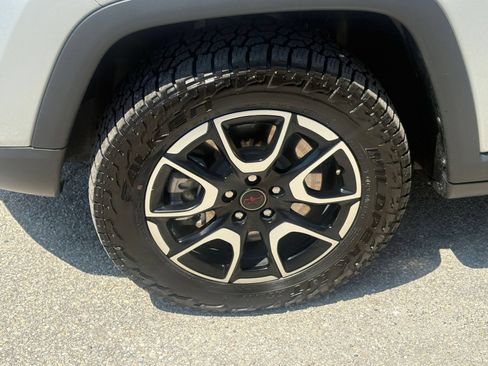 Used 2025 Jeep Compass Trailhawk AWD/4WD image 24