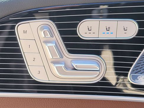 Used 2025 Mercedes-Benz GLS 450 4MATIC image 17