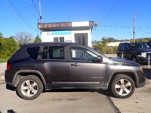 Used 2015 Jeep Compass High Altitude image 2