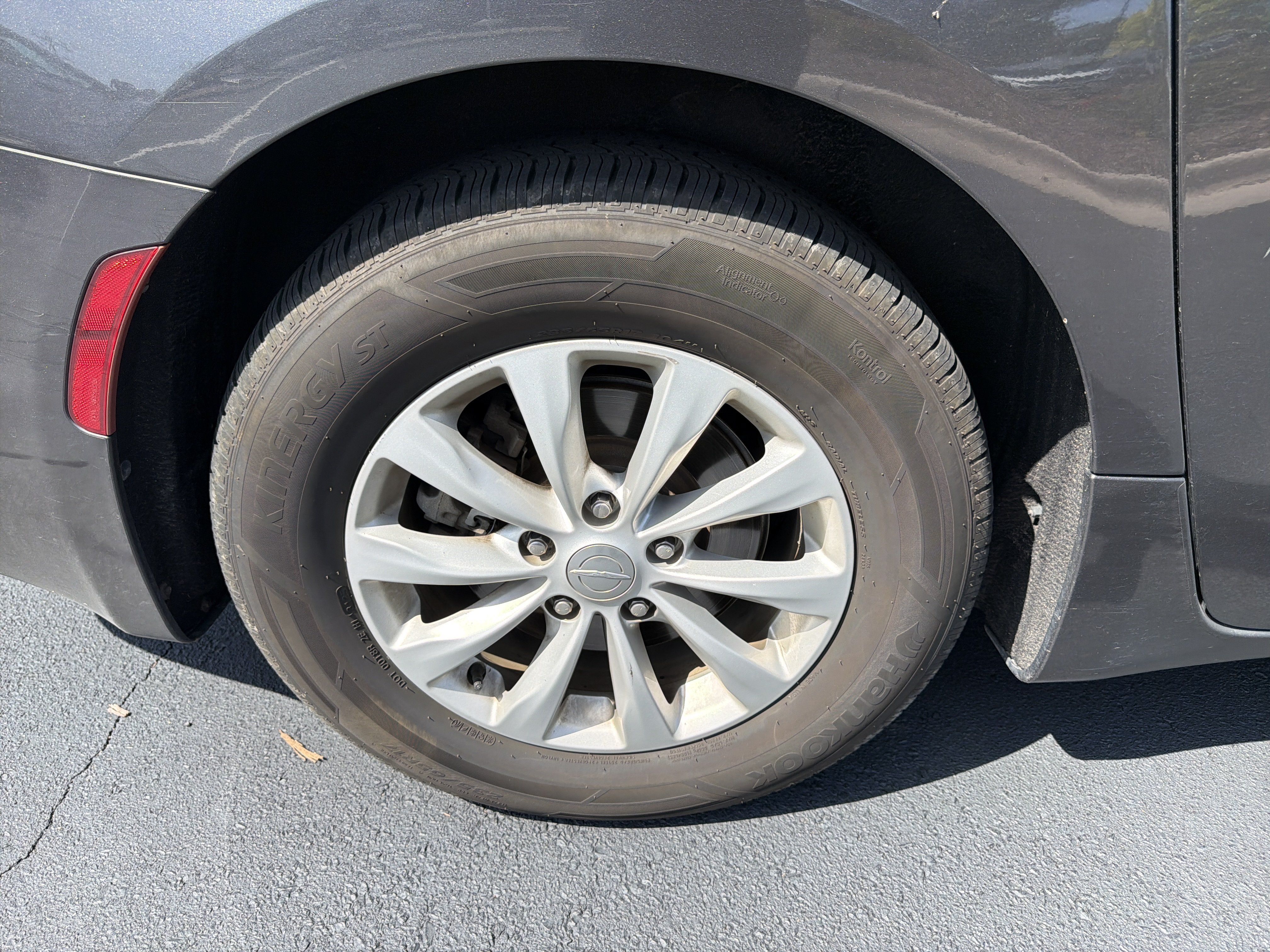 Used 2018 Chrysler Pacifica Touring-L FWD image 13