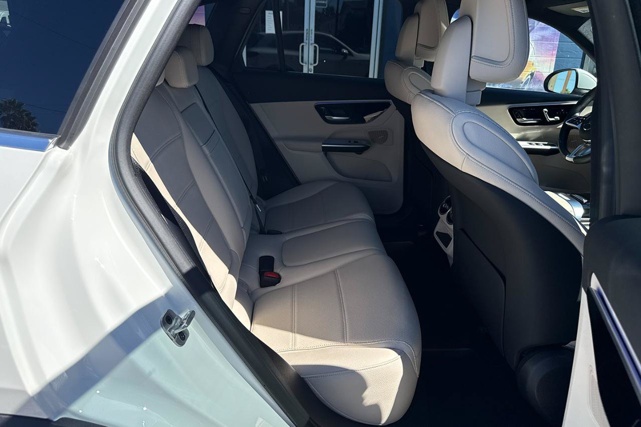 Used 2025 Mercedes-Benz GLC 350e 4MATIC image 21