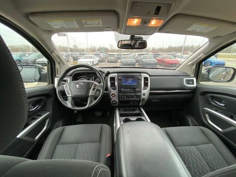 Used 2018 Nissan Titan SV w/ SV Convenience Package image 19