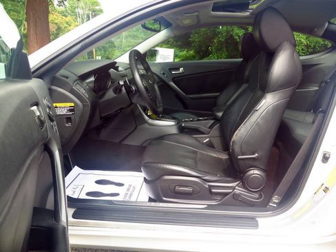 Used 2011 Hyundai Genesis 3.8 RWD image 28