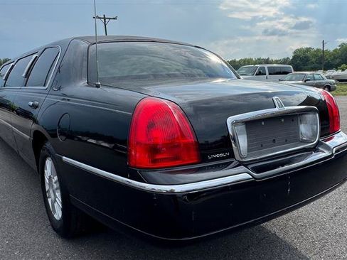 Used 2008 Lincoln Town Car Executive RWD image 23