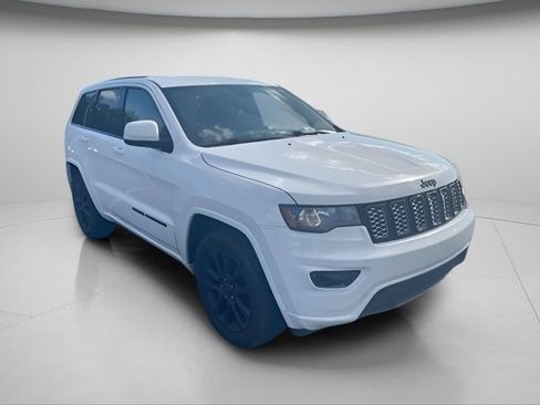 Used 2018 Jeep Grand Cherokee Altitude AWD/4WD image 5