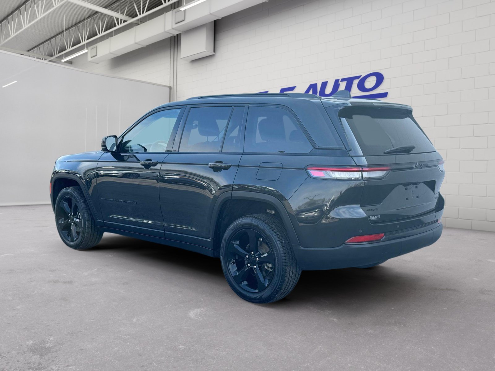 Used 2023 Jeep Grand Cherokee Limited w/ Black Appearance Package AWD/4WD image 3