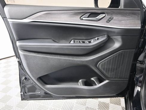 Used 2023 Jeep Grand Cherokee Limited w/ Black Appearance Package image 18