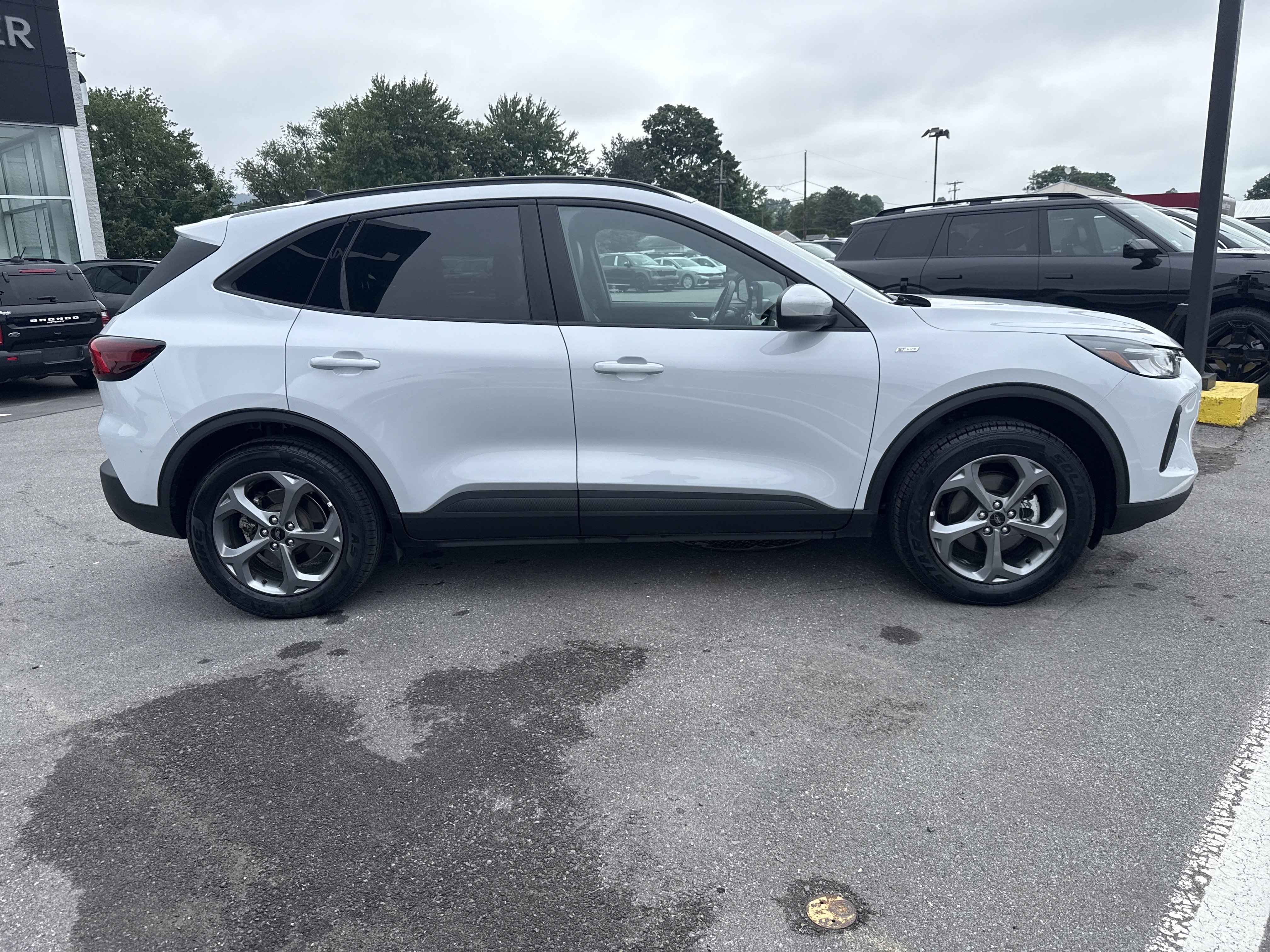 Used 2025 Ford Escape ST-Line Select AWD/4WD image 2