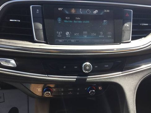 Used 2019 Buick Enclave Essence FWD image 17