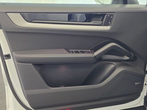 Certified 2025 Porsche Cayenne S AWD/4WD image 25