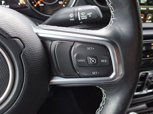 Used 2022 Jeep Gladiator Overland w/ LED Lighting Group AWD/4WD image 23