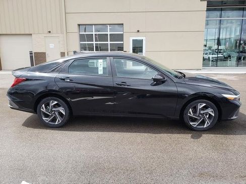 New 2025 Hyundai Elantra SEL image 4