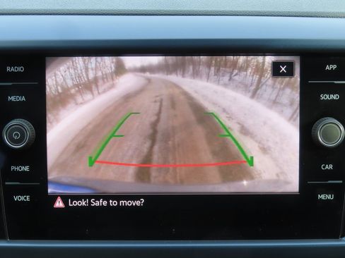 Used 2023 Volkswagen Taos SE w/ Panoramic Sunroof Package image 6