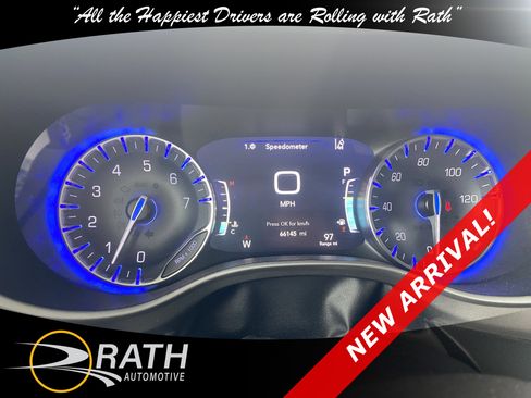 Used 2023 Chrysler Pacifica Touring-L FWD image 13