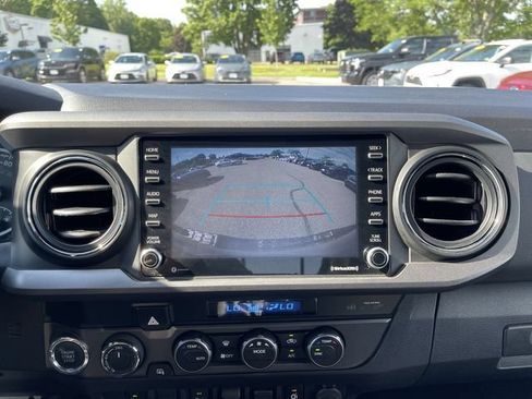 Certified 2022 Toyota Tacoma TRD Off-Road w/ Technology Package AWD/4WD image 18