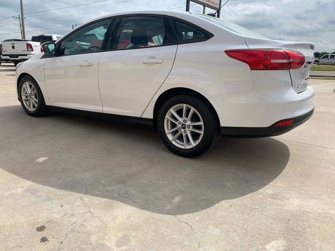 Used 2018 Ford Focus SE FWD image 4