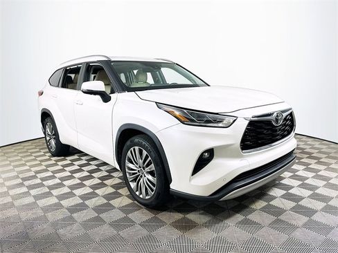 Used 2021 Toyota Highlander Platinum image 1