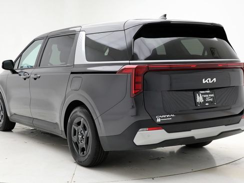 Used 2025 Kia Carnival FWD image 6