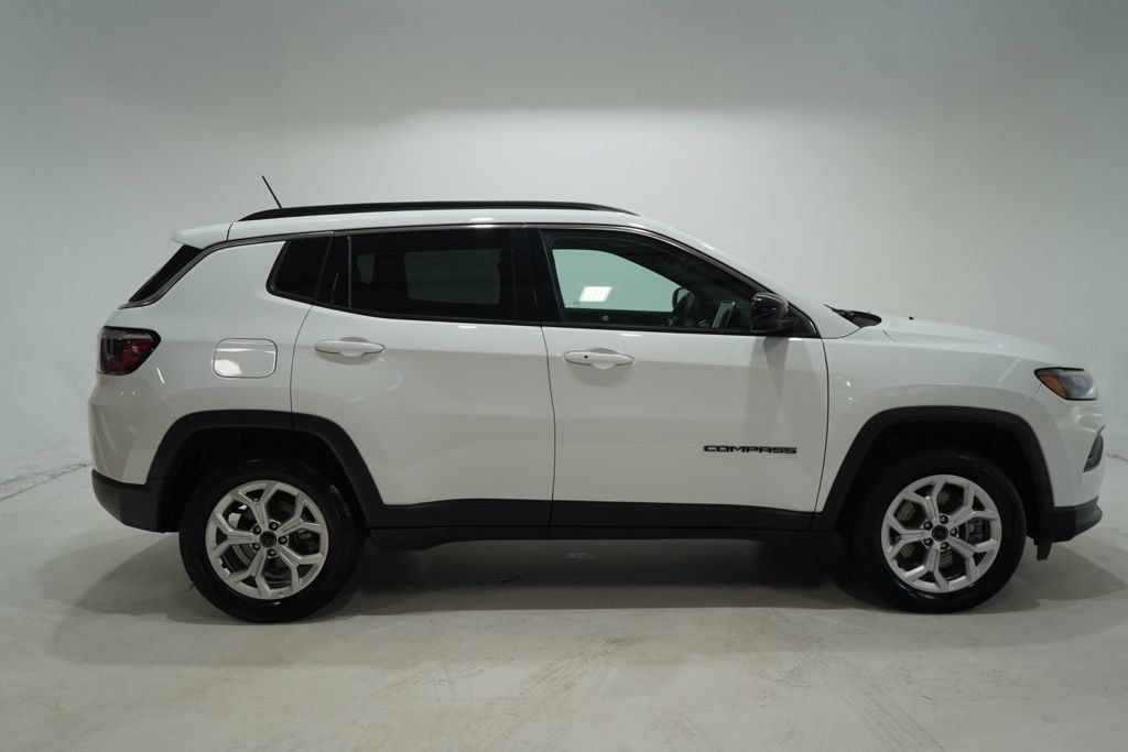 Used 2023 Jeep Compass Latitude w/ Sun and Sound Group AWD/4WD image 8