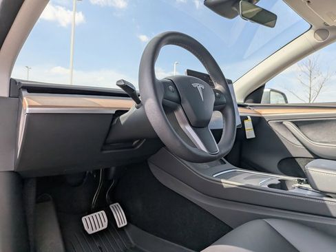 Used 2025 Tesla Model Y Performance image 10