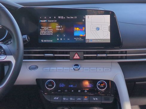 Used 2025 Hyundai Elantra Limited image 16