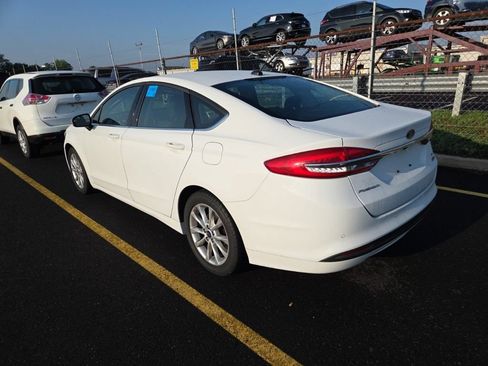 Used 2017 Ford Fusion SE w/ Fusion SE Technology Package FWD image 5