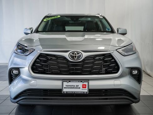Used 2025 Toyota Highlander XLE AWD/4WD image 2