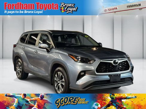 Used 2023 Toyota Highlander XLE AWD/4WD image 1