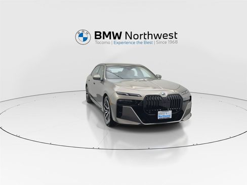 Used 2025 BMW 760i xDrive w/ Premium Package AWD/4WD image 7