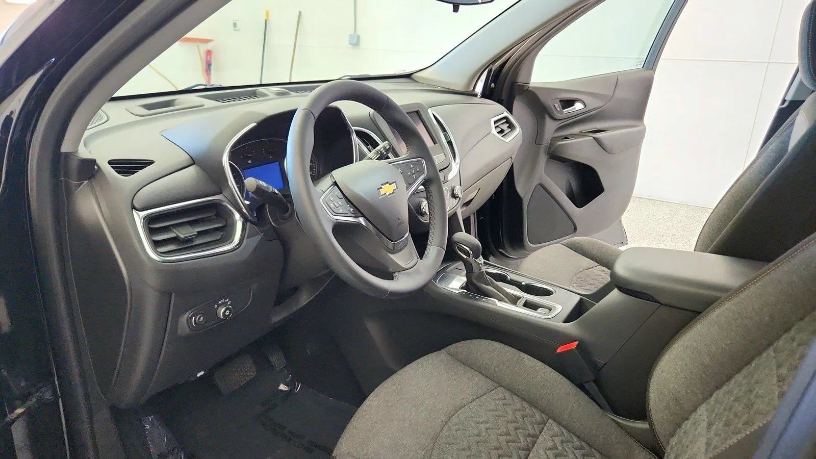 Used 2024 Chevrolet Equinox LT w/ LPO, Floor Liner Package FWD image 14