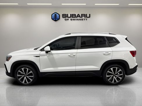 Used 2023 Volkswagen Taos SE w/ Panoramic Sunroof Package FWD image 2