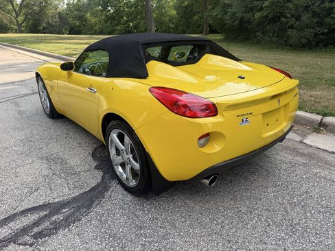 Used 2007 Pontiac Solstice Convertible w/ Premium Package RWD image 3