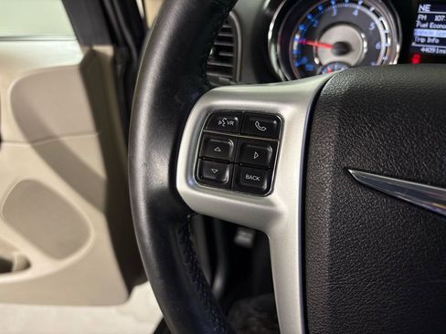 Used 2015 Chrysler Town & Country Touring-L image 18