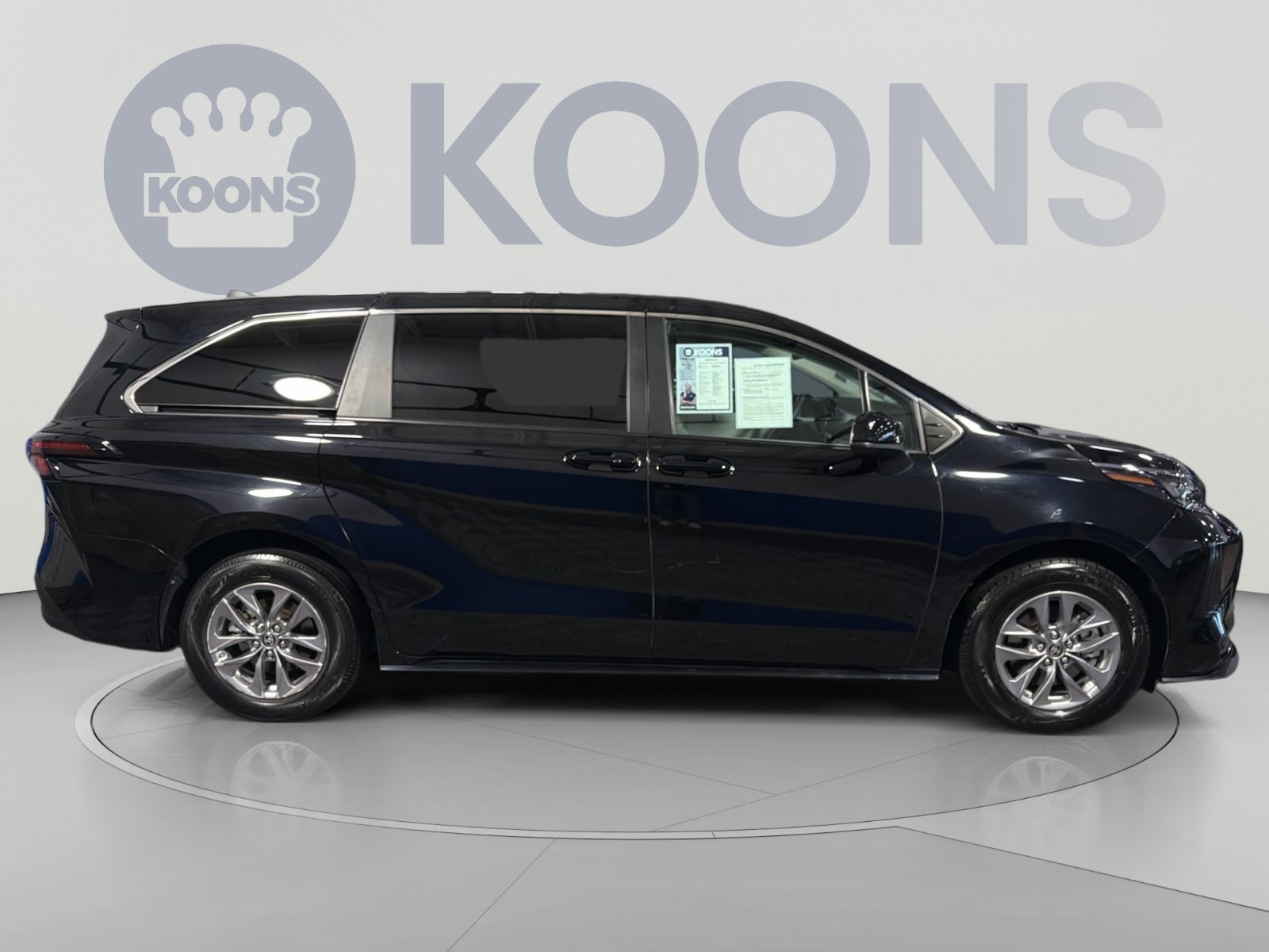 Used 2025 Toyota Sienna LE FWD image 8