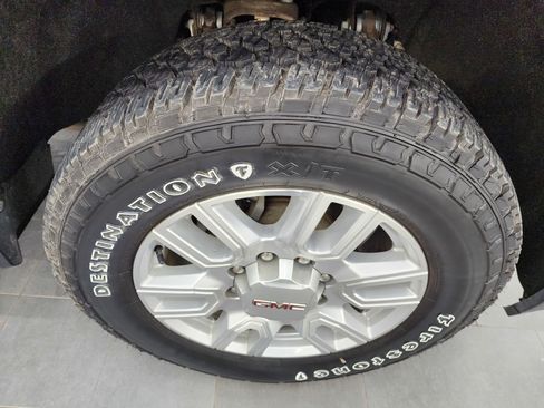 Used 2022 GMC Sierra 2500 SLE w/ SLE Value Package; image 3