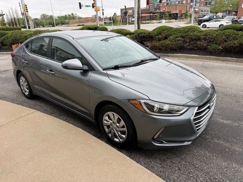 Used 2017 Hyundai Elantra SE FWD image 3