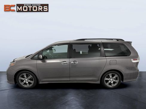 Used 2017 Toyota Sienna SE FWD image 3