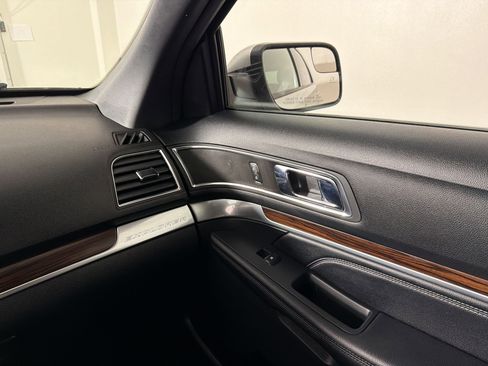 Used 2018 Ford Explorer Limited FWD image 27